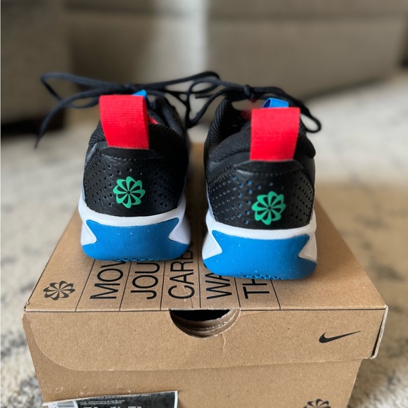 NIKE OMNI-MULTI-COURT in cool grey/photo blue-black SIZE 5.5Y - Picture 2 of 9